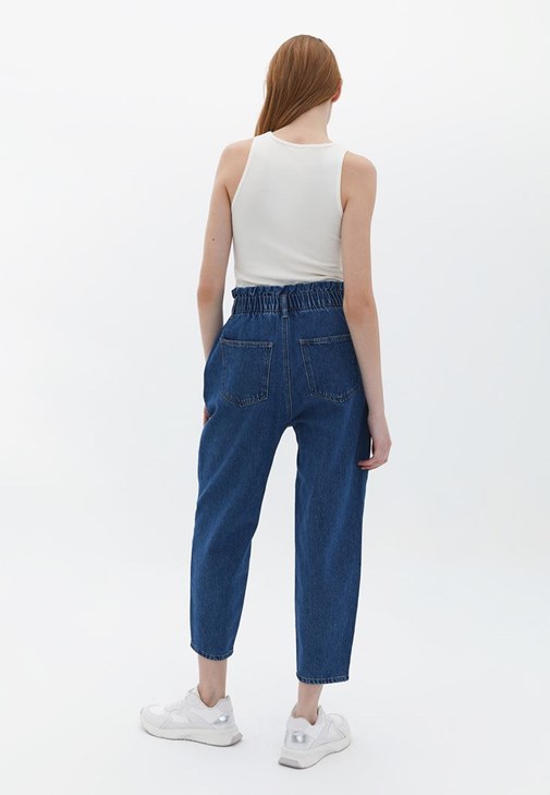  Baggy-Fit Denim Pantolon ve Atlet Kombini