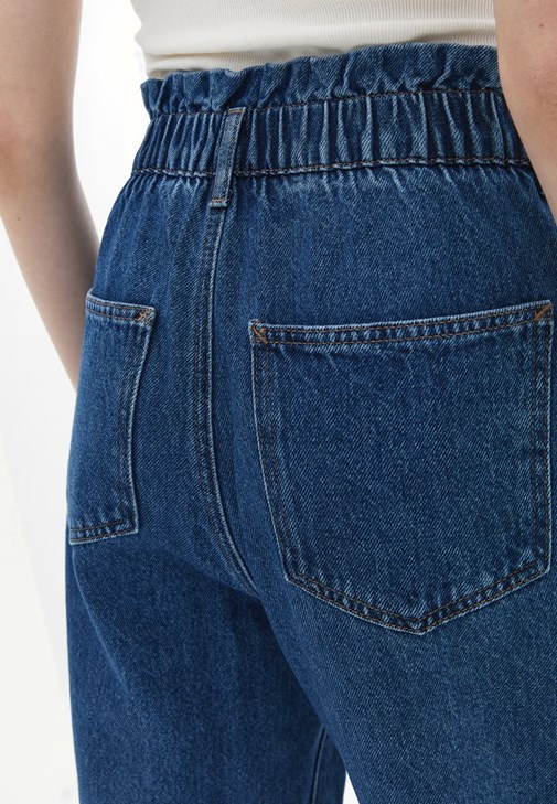  Baggy-Fit Denim Pantolon ve Atlet Kombini