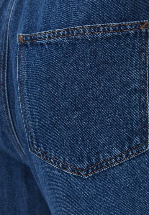  Baggy-Fit Denim Pantolon ve Atlet Kombini