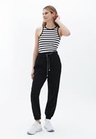 Jogger Pantolon ve Çizgili Atlet Kombini