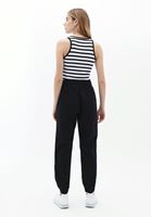 Jogger Pantolon ve Çizgili Atlet Kombini