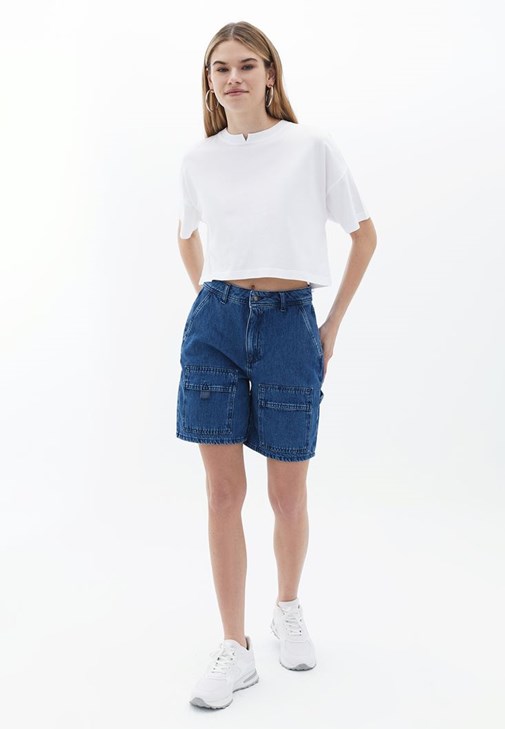 Pamuklu Tişört ve Orta Bel Şort Kombini