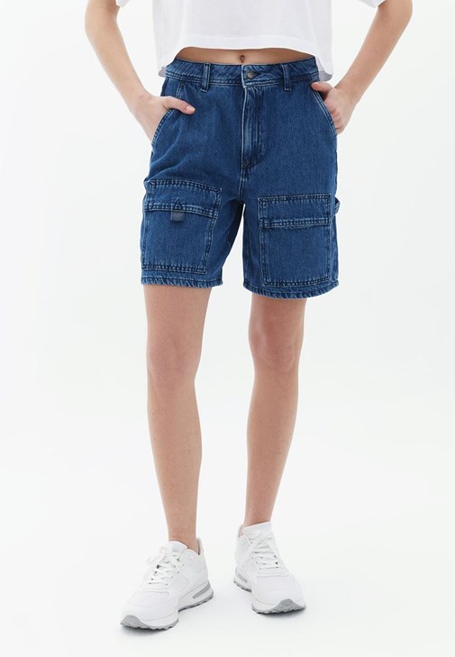 Pamuklu Tişört ve Orta Bel Şort Kombini