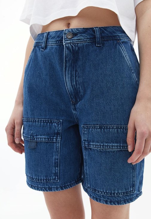 Pamuklu Tişört ve Orta Bel Şort Kombini