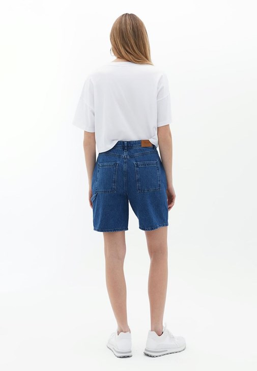 Pamuklu Tişört ve Orta Bel Şort Kombini