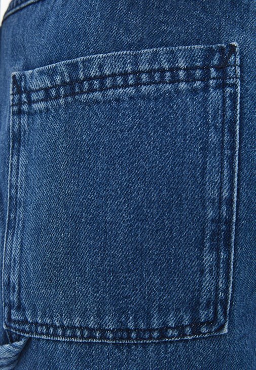 Pamuklu Tişört ve Orta Bel Şort Kombini