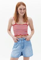 Çizgili Atlet ve Denim Şort Kombini