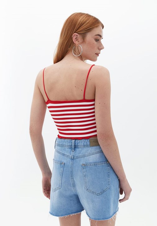 Çizgili Atlet ve Denim Şort Kombini