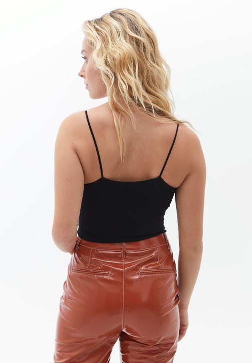 Dikişsiz Atlet ve Deri Pantolon Kombini