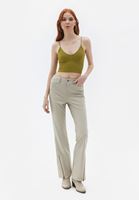 Crop Top ve Orta Bel Pantolon Kombini