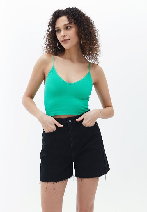 Crop Top ve Yüksek Bel Şort Kombini