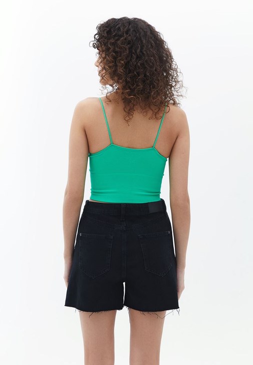 Crop Top ve Yüksek Bel Şort Kombini