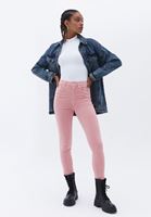 Atlet ve Denim Ceket Kombini