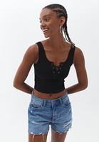 Bağcıklı Atlet ve Denim Şort Kombini