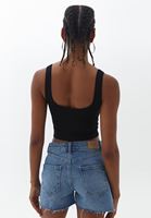 Bağcıklı Atlet ve Denim Şort Kombini