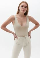 Askı Detaylı Atlet ve Skinny-Fit Pantolon Kombini