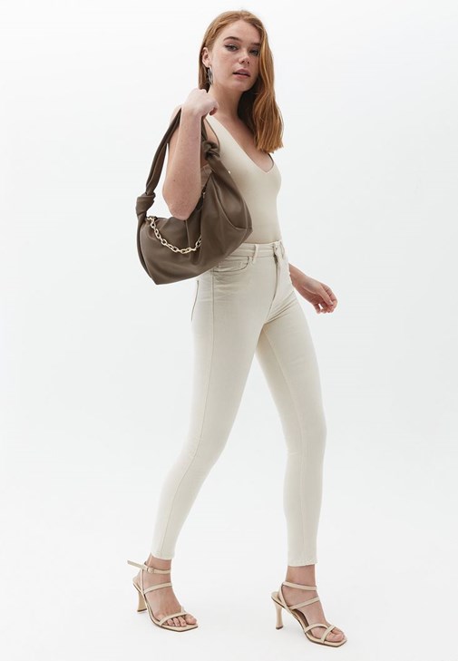 Askı Detaylı Atlet ve Skinny-Fit Pantolon Kombini