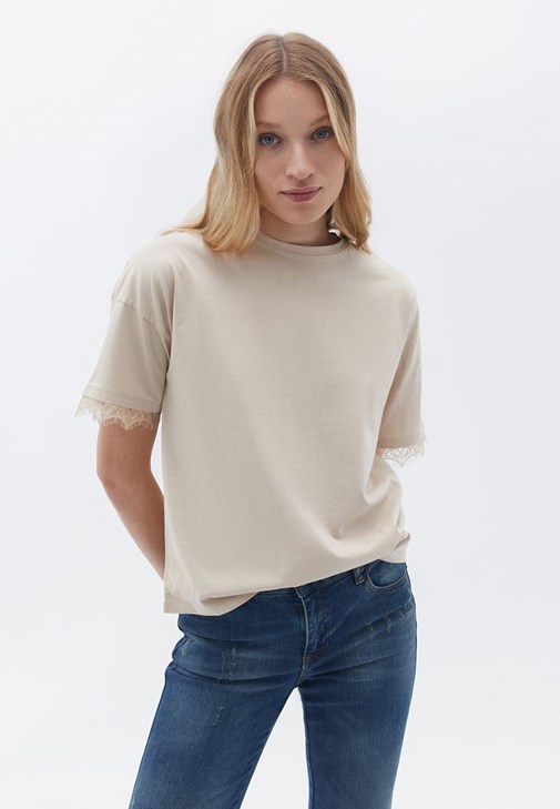 Dantelli Tişört ve Pantolon Kombini