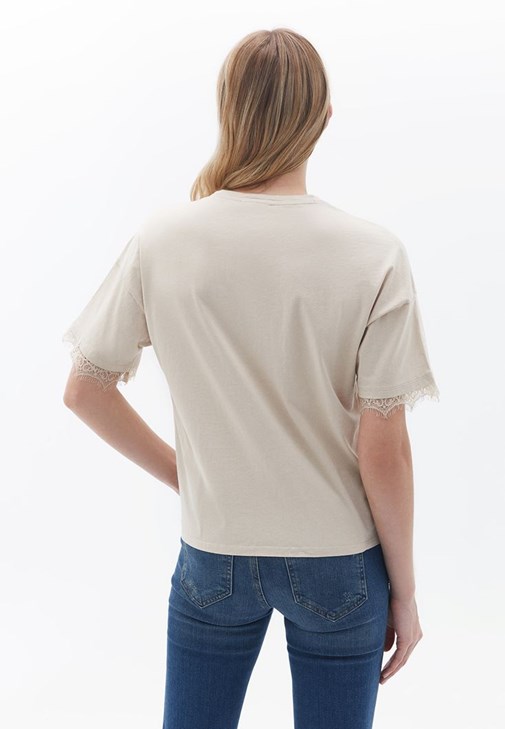 Dantelli Tişört ve Pantolon Kombini