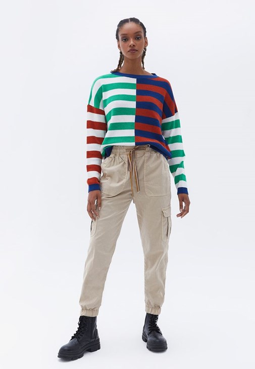 Jogger Pantolon ve Jakarlı Kazak Kombini