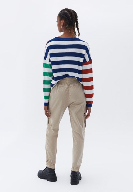 Jogger Pantolon ve Jakarlı Kazak Kombini