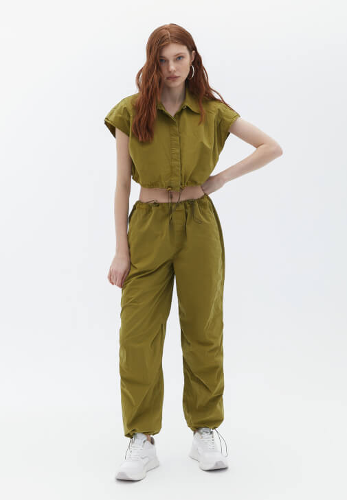 Lastikli Crop Gömlek ve Jogger Pantolon Kombini