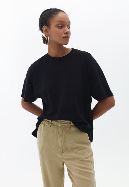 Flare Pantolon ve Oversize Tişört Kombini