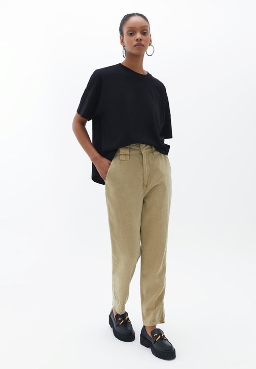 Flare Pantolon ve Oversize Tişört Kombini