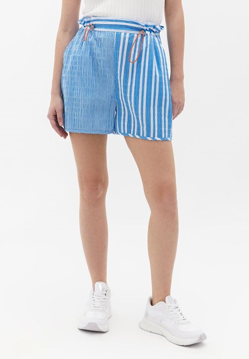 Oversize Gömlek ve Çizgili Şort Kombini