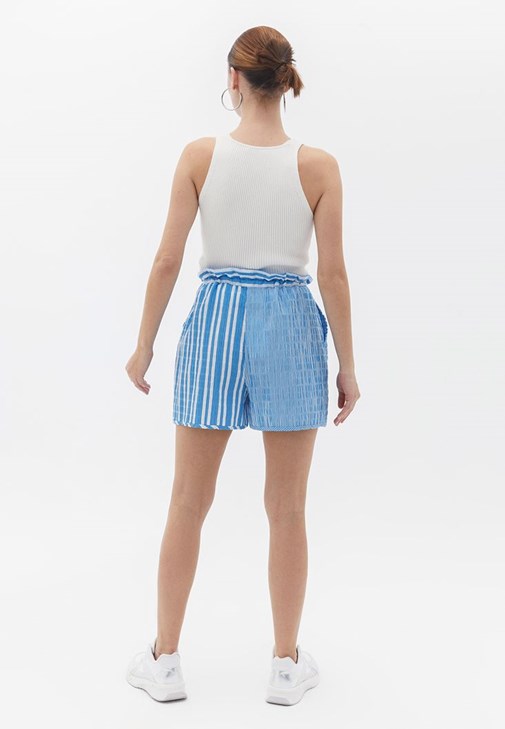 Oversize Gömlek ve Çizgili Şort Kombini