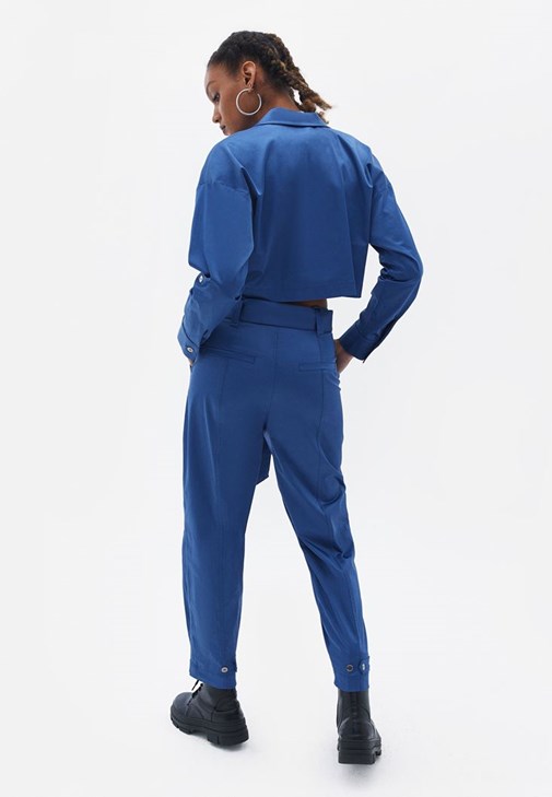 Pantolon ve Crop Gömlek Kombini