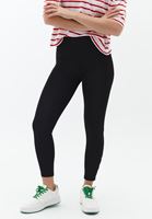 Cut-Out Detaylı Tayt ve Tişört Kombini