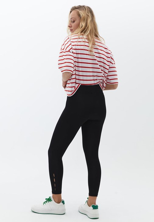 Cut-Out Detaylı Tayt ve Tişört Kombini