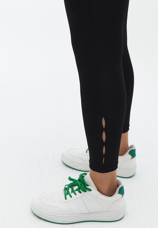 Cut-Out Detaylı Tayt ve Tişört Kombini