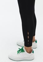 Cut-Out Detaylı Tayt ve Tişört Kombini