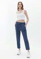 Carrot-Fit Pantolon ve Halter Yaka Atlet Kombini