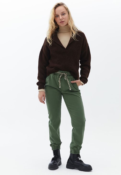 Jogger Pantolon ve Kazak Kombini
