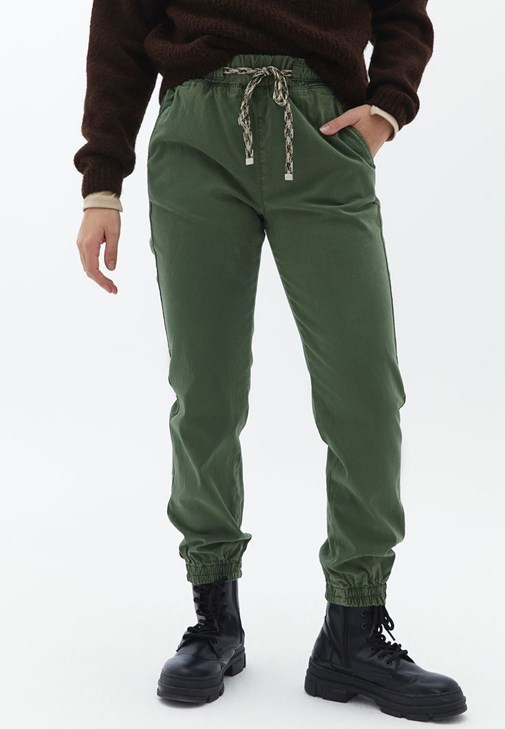 Jogger Pantolon ve Kazak Kombini