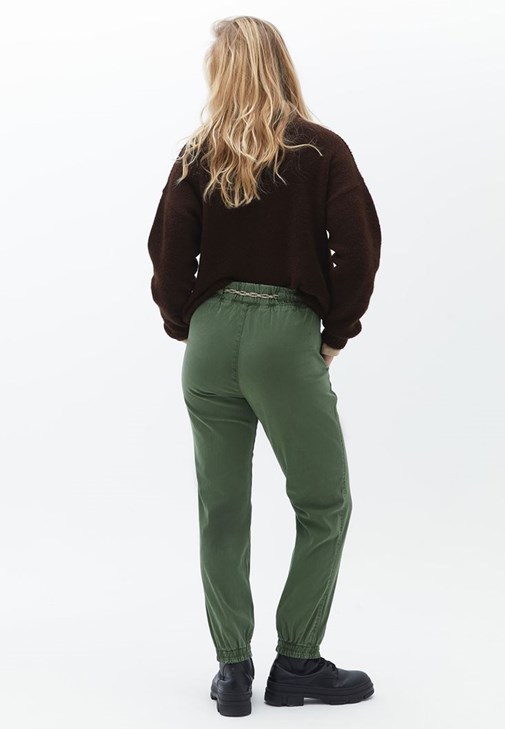 Jogger Pantolon ve Kazak Kombini