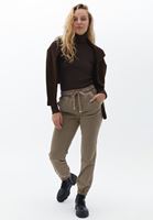 Jogger Pantolon ve Balıkçı Yaka Kazak Kombini