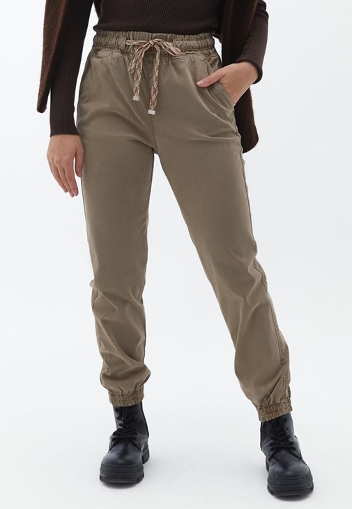Jogger Pantolon ve Balıkçı Yaka Kazak Kombini