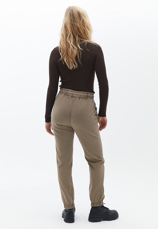 Jogger Pantolon ve Balıkçı Yaka Kazak Kombini
