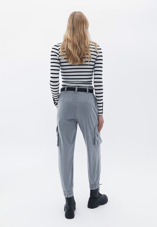 Kargo Pantolon ve Çizgili Tişört Kombini