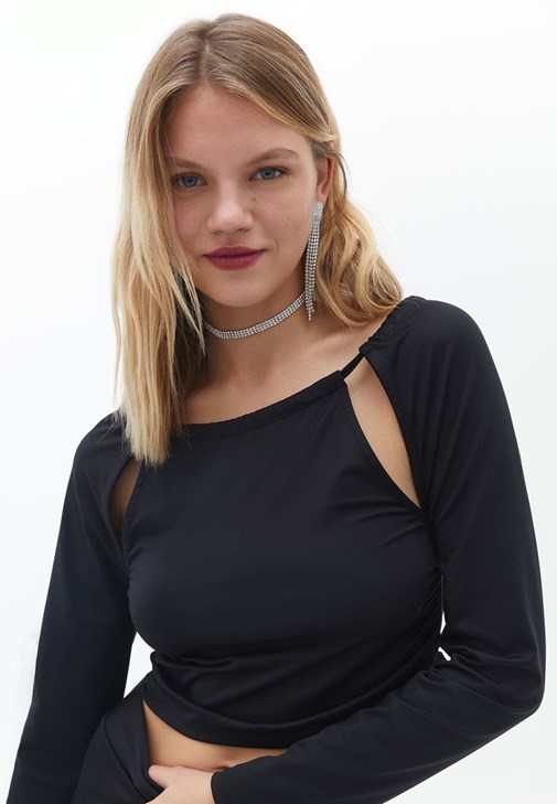 Crop Bluz ve Yırtmaçlı Etek Kombini