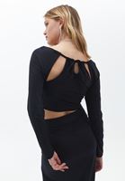Crop Bluz ve Yırtmaçlı Etek Kombini