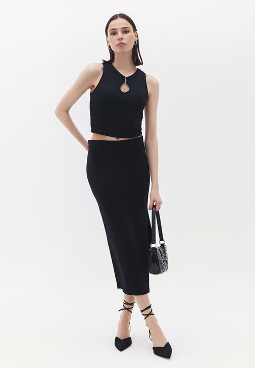Siyah Yırtmaçlı Midi Etek