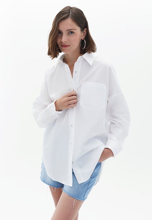Düğmeli Tayt ve Oversize Gömlek Kombini