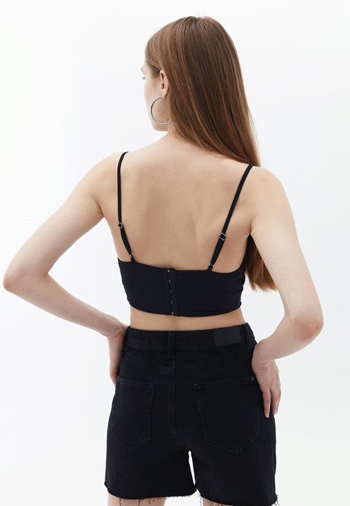 Biyeli Bralet ve Denim Şort Kombini