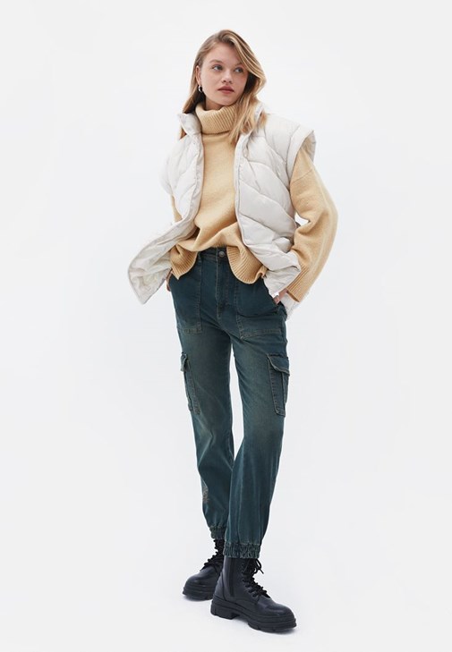 Kemer Detaylı Yelek ve Kazak Kombini