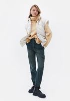 Kemer Detaylı Yelek ve Kazak Kombini